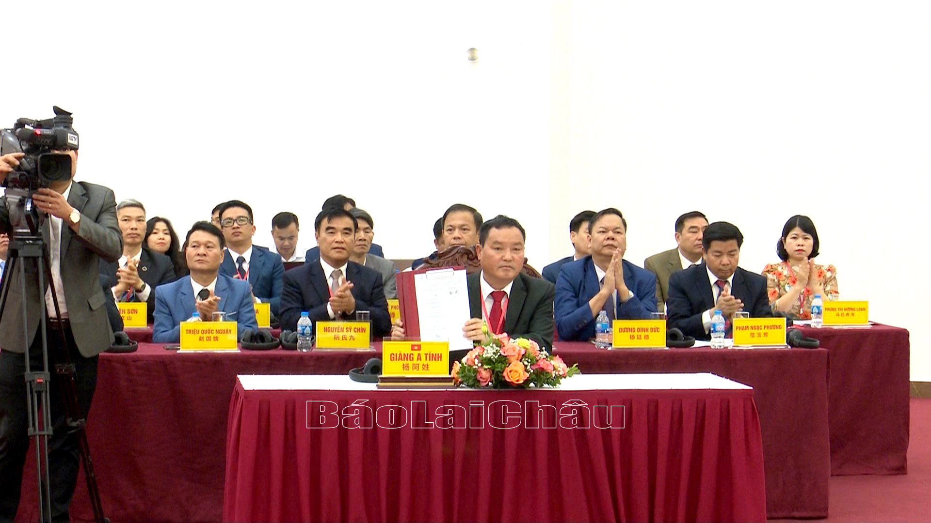 Đồng chí Giàng A Tính - Ủy viên Ban Thường vụ Tỉnh ủy, Phó Chủ tịch UBND tỉnh ký kết biên bản phiên họp.